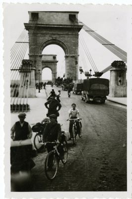 convoi militaire allemand sur le pont du Port-à-l’Anglais entre Vitry et Alfortville, 1940. Crédits : Archives municipales d'Ivry-sur-Seine. 
