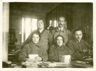 Pierre Moulie (1er à droite, debout), bureau de poste, rue Blanqui. Arch. Mun. Ivry-sur-Seine.