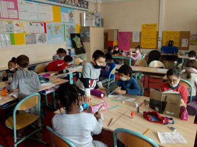 Les élèves de la classe de CE2 B au travail. Photographie prise dans la classe le 19/11/2020. © Nicolas Juncker.