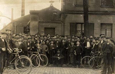 Sortie des ouvriers des forges Lemoine, 1909. © Archives municipales d'Ivry-sur-Seine.