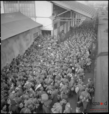Plan général du quai de la gare de Massy en mars 1940, où transitent de nombreuses troupes permissionnaires. © Photographe inconnu/SCA/ECPAD/Défense