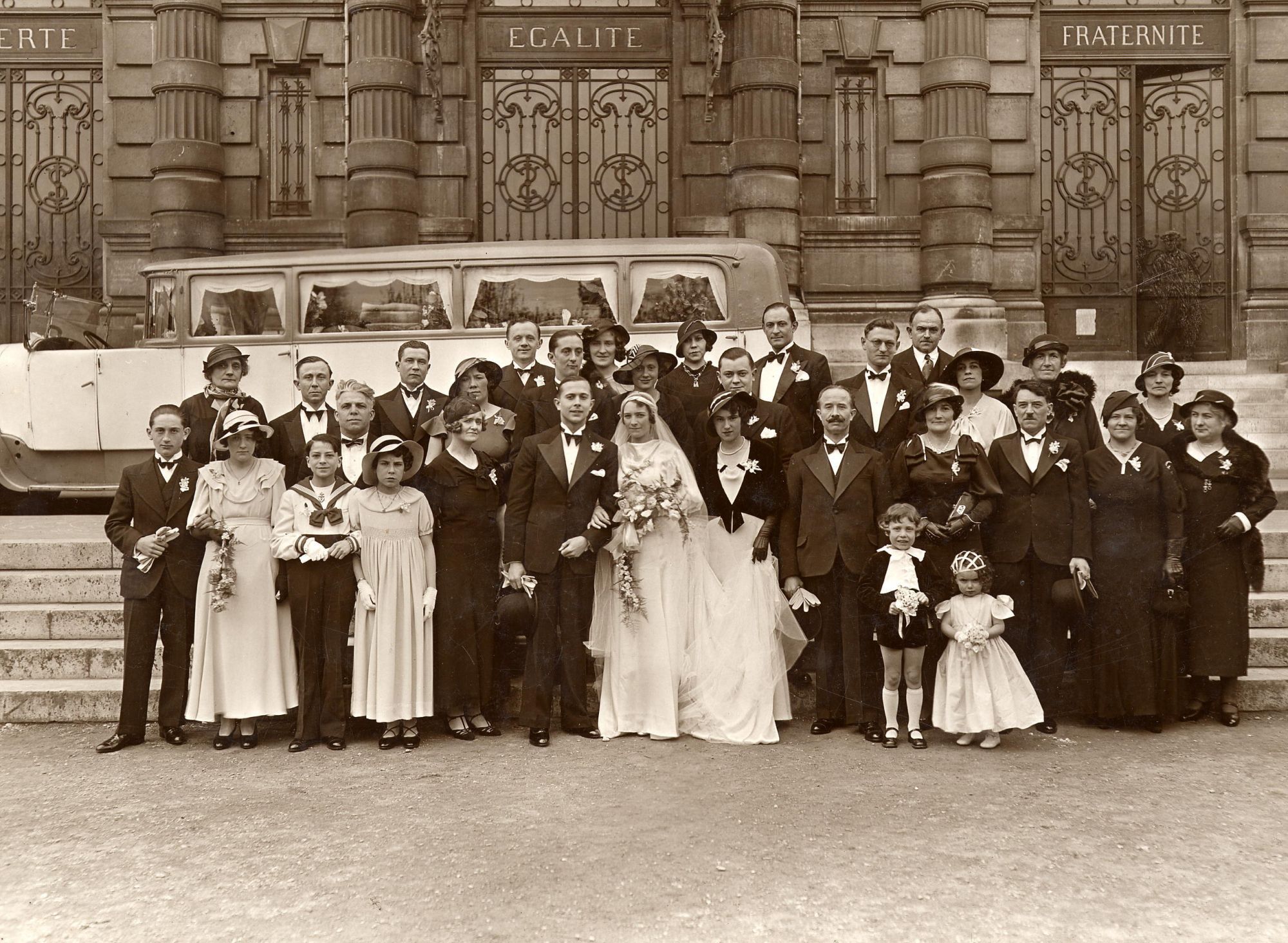Mariage d'un membre de la famille de Raymonde, 1934. Raymonde (1er rang, 2e à gauche), André (1er rang, 3e à gauche), Auguste (1er rang, 3e à droite), Aimée (1er rang, 4e à droite). Archives municipales d'Ivry-sur-Seine. © Don Josette Ternet.