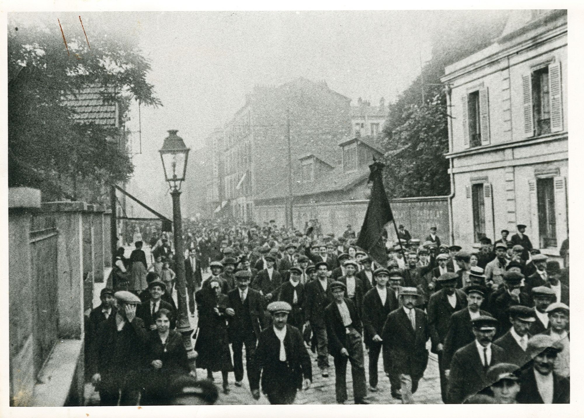 Manifestation rue du Parc à Ivry (actuelle rue Gabriel Péri), 1919. © Archives municipales d'Ivry-sur-Seine. 
