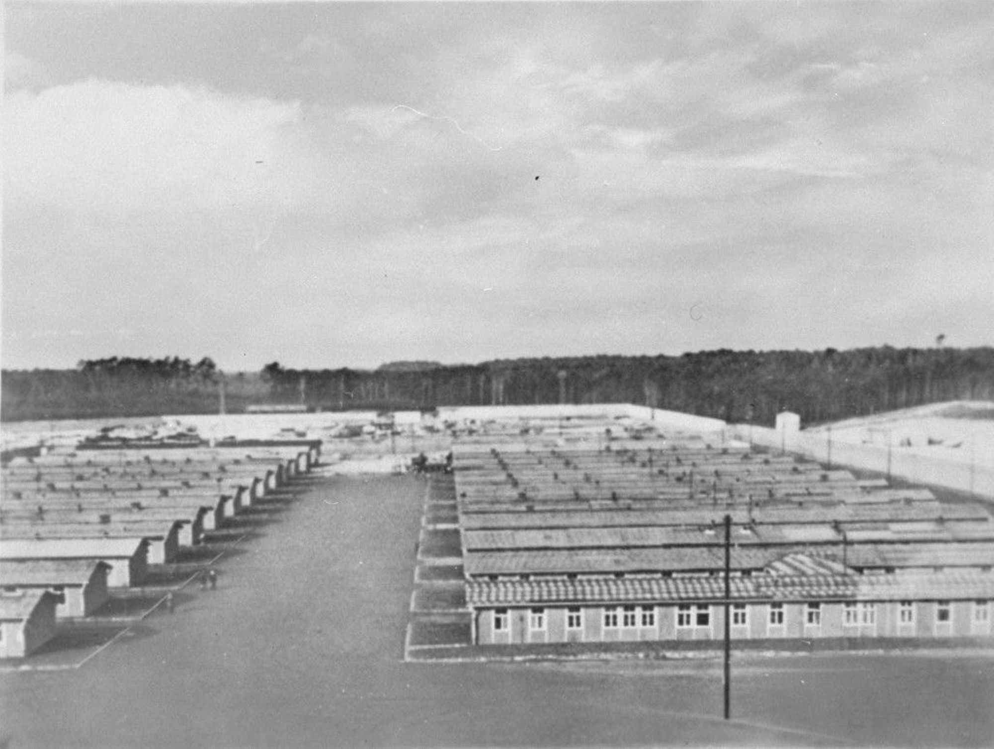 © US Holocaust Memorial Museum (https://www.ushmm.org/). Vue extérieure des baraques du camp de concentration de Ravensbrück (Allemagne), mai 1939-avril 1945. 