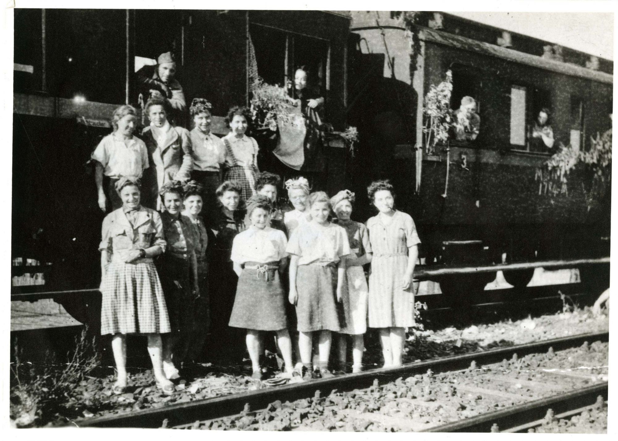 Anciennes internées des camps de concentration allemands de retour à Paris, fin 1945. © Archives municipales d'Ivry-sur-Seine. 