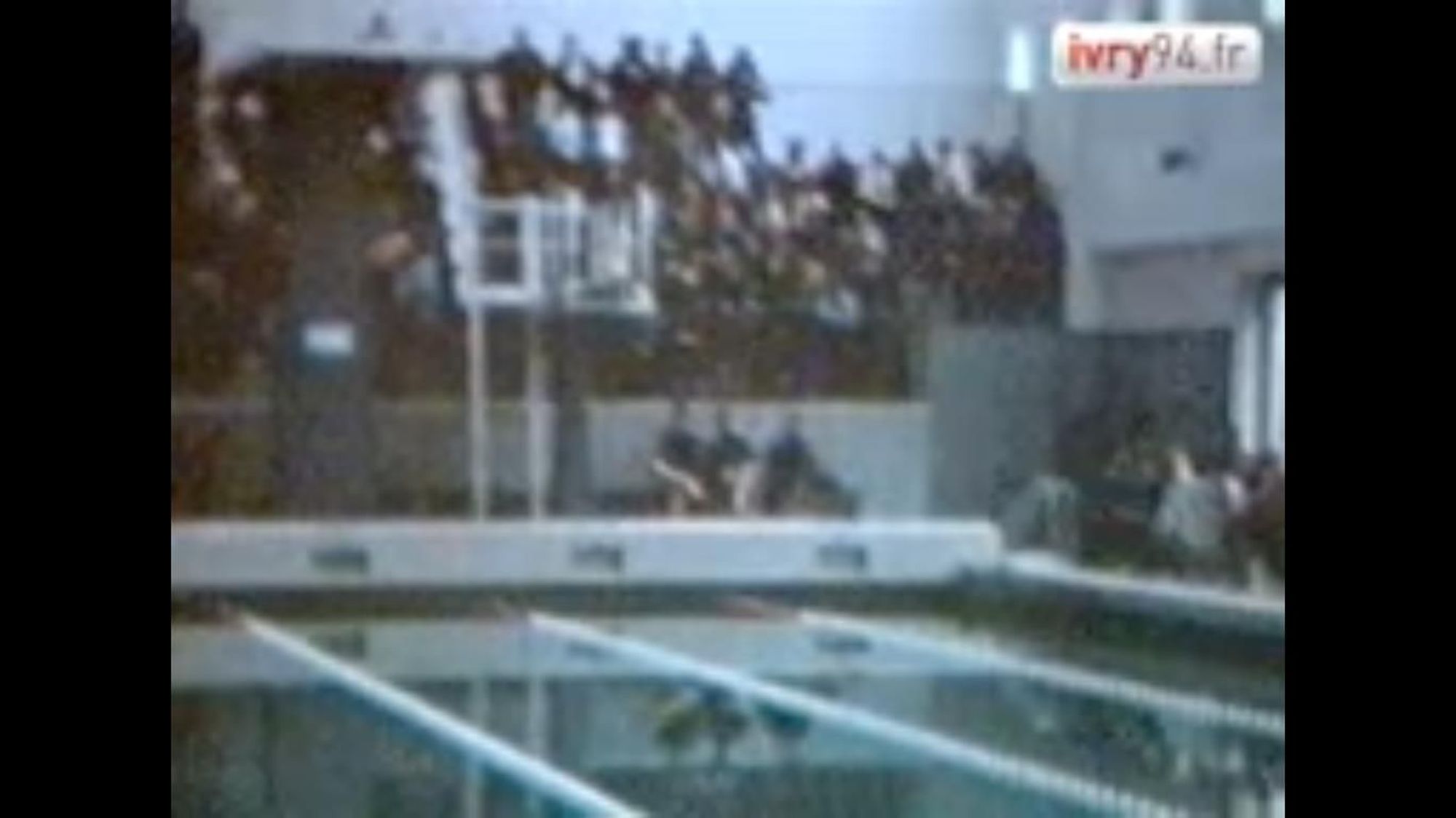 Un plongeon historique : un montage vidéo d'images d'archives