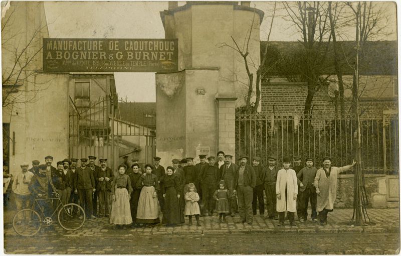 Sortie d'usine : manufacture de caoutchouc Bognier et Burnet, 1906. Crédits : Archives municipales d'Ivry-sur-Seine.