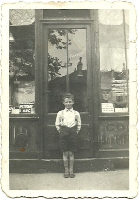 Philippe devant la boutique de son père, rue de Paris à Ivry. Prêt Emmanuelle Hérédia-Simon.