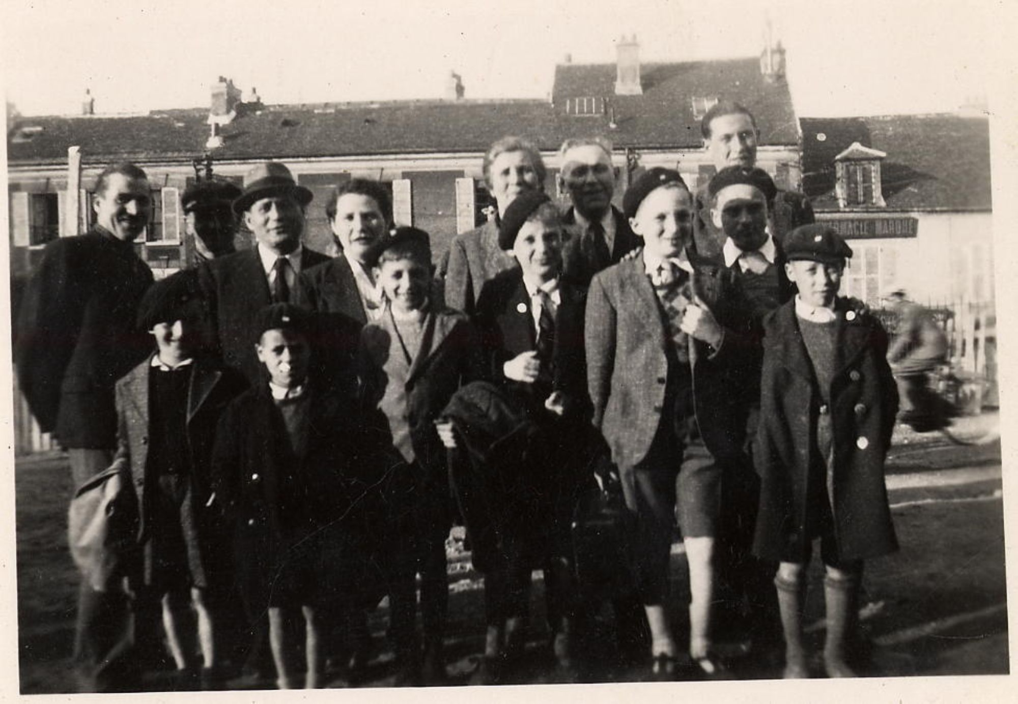Départ en colonie de vacances, place de la République, printemps 1941. Prêt Henri Muljar.