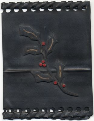 Liseuse en caoutchouc réalisée clandestinement en 1944 par Germaine Maillet dans un camp de travail à Hanovre (Allemagne). 