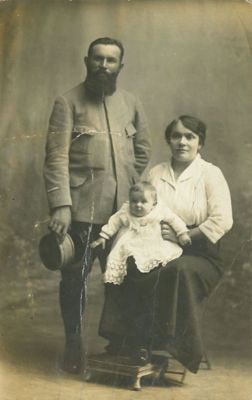 Lucien Faucon, sa femme et son fils, né en 1915. Arch. familiales.