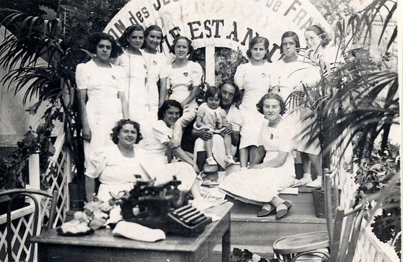 Germaine Maillet (assise, 2ème à gauche) lors d’une rencontre de l’UJFF à Vitry-sur-Seine, 1937. 