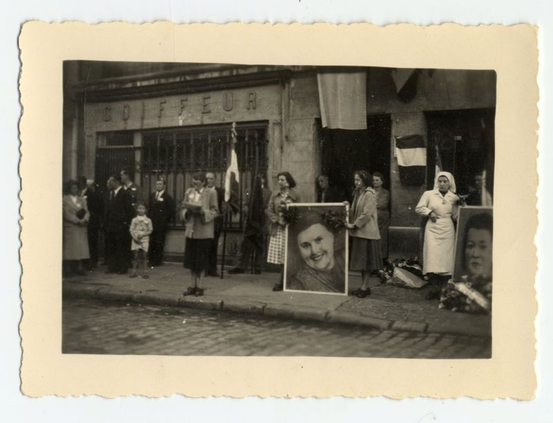 Cérémonie commémorative en hommage à Georgette Rostaing (à gauche) et Marie Jézéquel (à droite), 1 bis, rue Blanqui, 21 août 1952. 